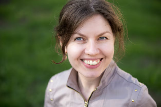 files/smiling-woman_1163-3145.avif